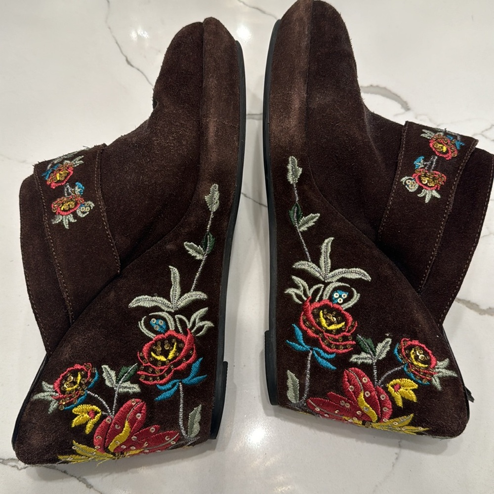 Suede Beverly Feldman Wedges in 8.5